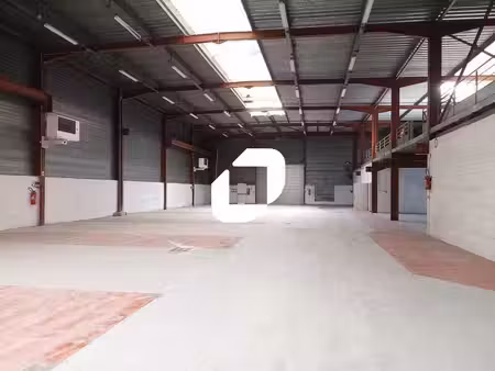 location local d’activités coignieres 78310 1726m²