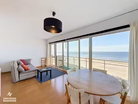 lichtrijke studio met zicht op zee en terras