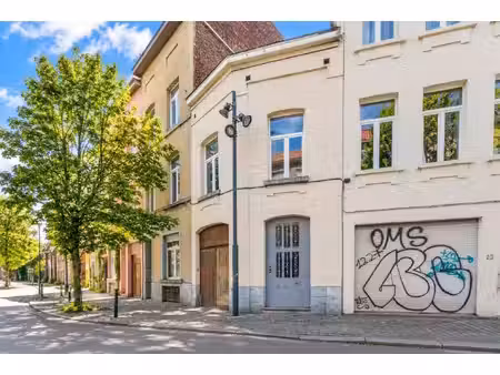 goed gelegen woning met 2 slp + garage/atelier !