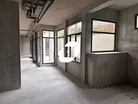 location commerce clichy 92110 189m²