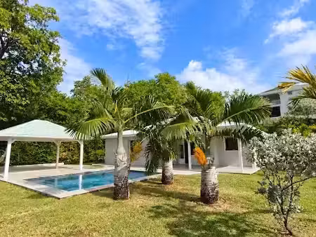 location villa 4 pièces 90 m² à le francois (97240)  1 702 €