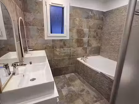 location maison 5 pièces 110 m² à camps-la-source (83170)  1 450 €