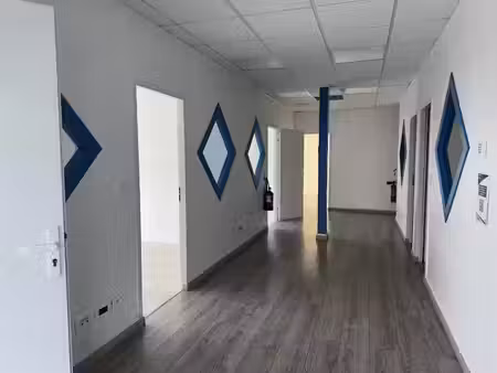 location locaux professionnels 7 pièces 133 m² à baie mahault (97122)  2 424 €