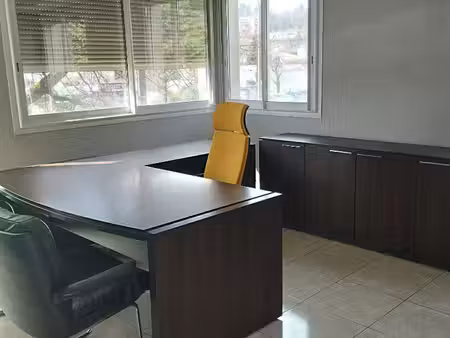 location local professionnel 153m²
