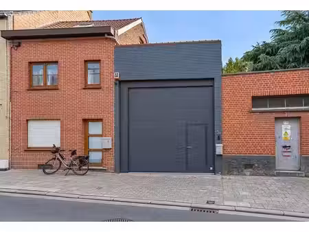 spacieux entrepôt avec bureaux et jardin