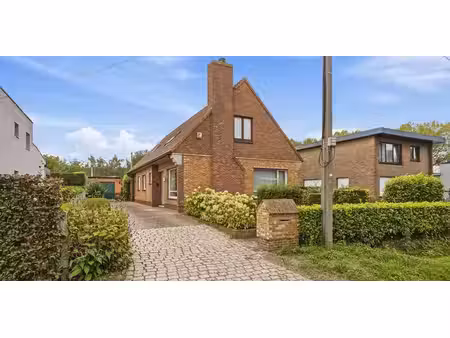 ruime gezinshuis met garage in het groen
