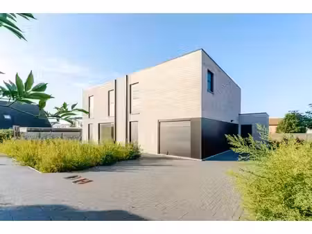 2 halfopen kwalitatief afgewerkte nieuwbouwwoningen met 3...