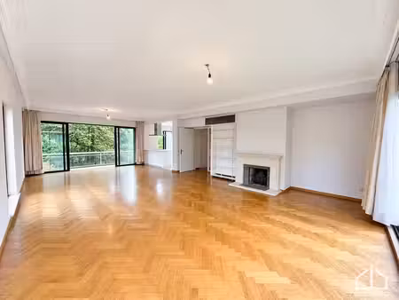 lumineux appartement près du bois et de l'ecole européenne