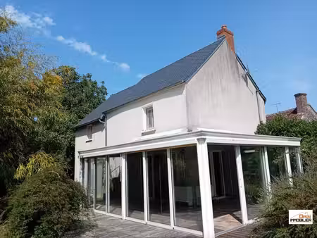 maison de campagne sur un chemin