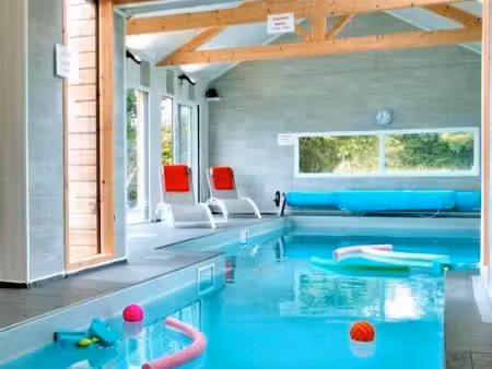 corps de ferme piscine intérieure vue mer