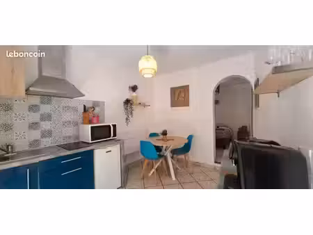 salon-de-provence centre historique – t2 meublé 22 74 m² au pied du château de l'empéri