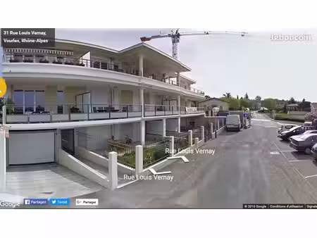 garage box fermé dans une résidence sécurisée