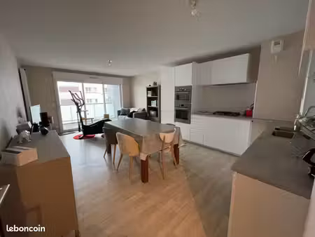 à louer – appartement 3 pièces de 66 m² avec loggia et place de parking en sous-sol – lori