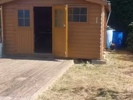 à louer – terrain de loisirs avec cabane