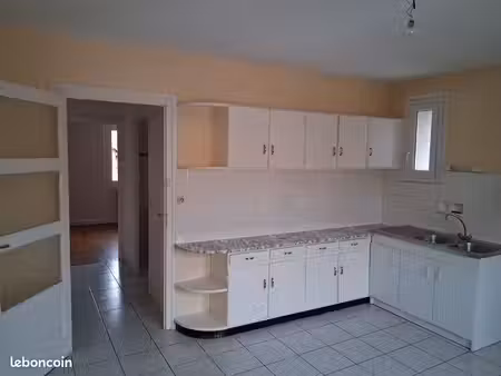 spacieux appartement de 98 m2 avec parking dans secteur calme - vue dégagée - garage possi