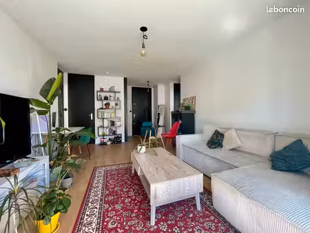 beau 2 pièces de 52 + 4 m2 entièrement rénové  quartier villette/gare avec cuisine équipée