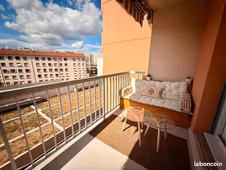 appartement t3 proche république avec terrasse  cave et parking