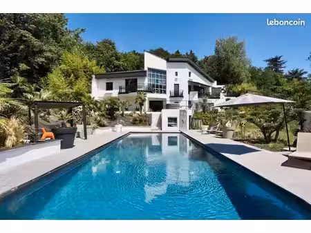 villa d’architecte à limonest – 305 m² habitables – 5 500 m² de parc – piscine 17 m