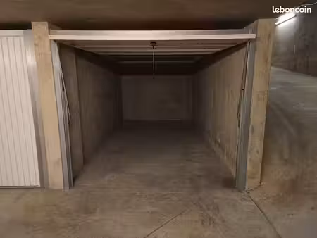 garage situé à bron