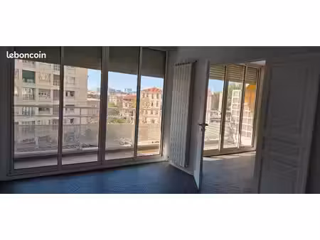vieux port hotel de ville grand t2 65 m2+ balcon 6m² parfait état