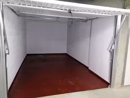 garage fermé et sécurisé accès rue parenty