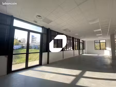 bureau 365 m²