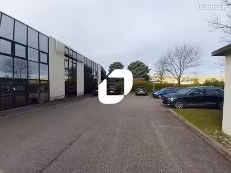 local d'activité 1 858 m²