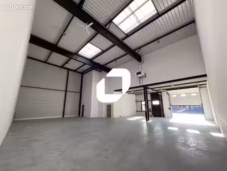 local d'activité 8 943 m²