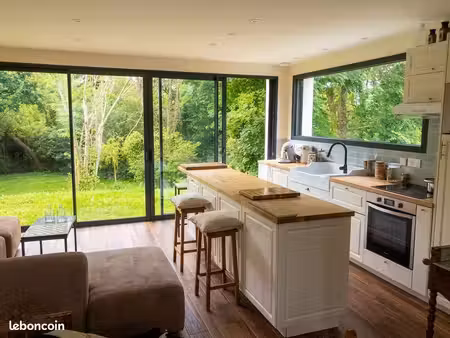 maison contemporaine meublée avec vue sur la nature