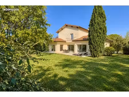 maison de 248 m²  sur 1007 m²  proche centre village