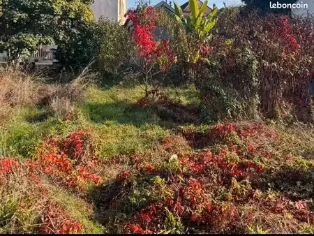 sur la commune des avenières  à vendre un terrain constructible de 345m2 plat. centre vill