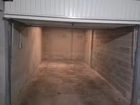 loue grand garage fermé dans résidence sécurisée