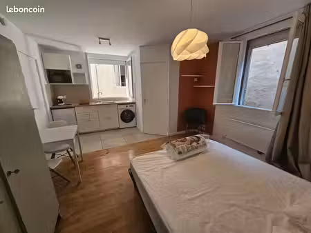 joli studio meublé victoire