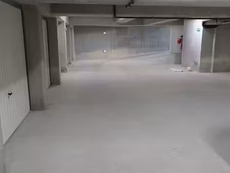 loue garage 95 charges comprises