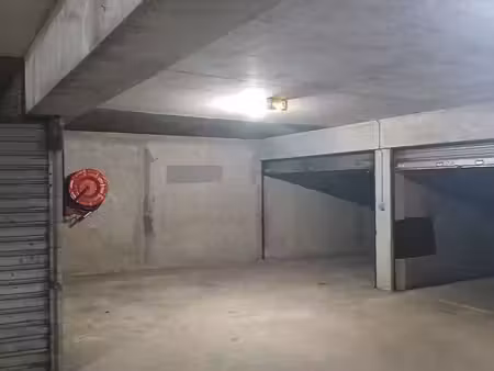 a louer box fermé 20m2