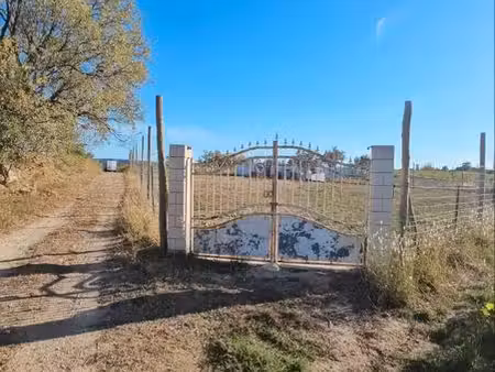 terrain 2 611 m² à louer – clôturé + forage – 8 min montpellier – accès voiture