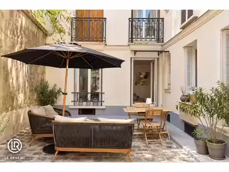 appartement avec terrasse au calme en parfait état situé rue