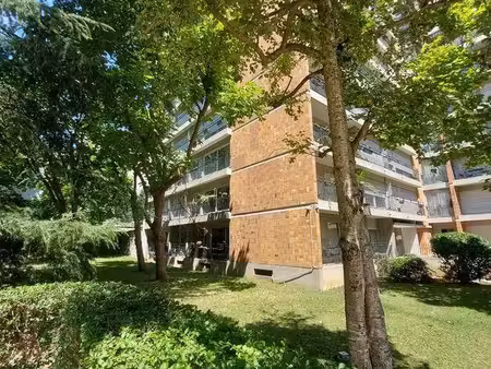 studio meublé refait à neuf au calme dans résidenc