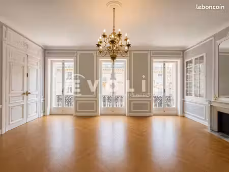 bureau 692 m²