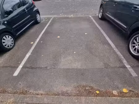 ◊ place de parking ouverte à louer
