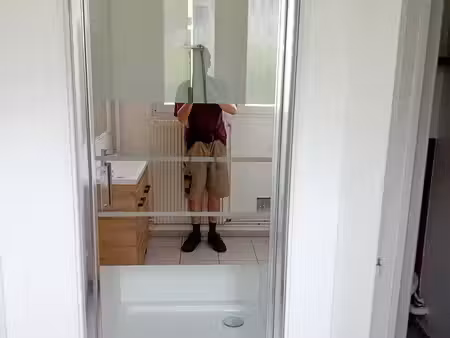 f3 à louer avec douche carrelée  cuisine équipée et fibre optique