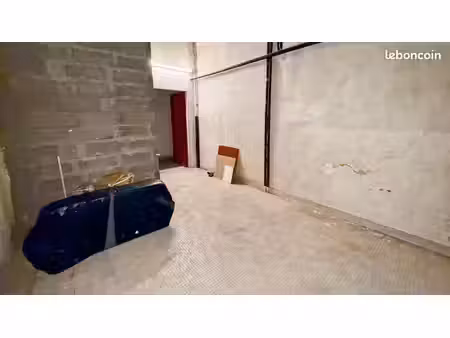 entreposage 16m² / sol carrelé / électricité et lumière / immeuble sécurisé
