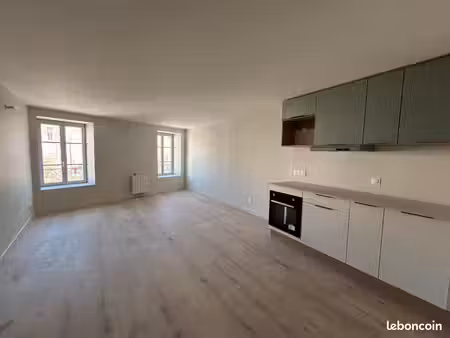 t2 - place des cordeliers - entièrement rénové