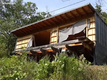 cabane en bois sur pilotis