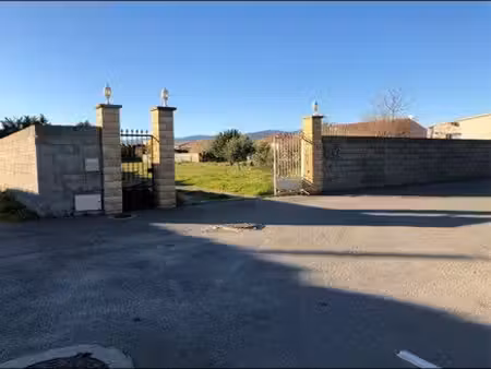 à vendre  beau terrain à bâtir de 2 557 5 m²