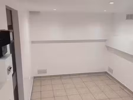 local avec porte blindée et éléctricité