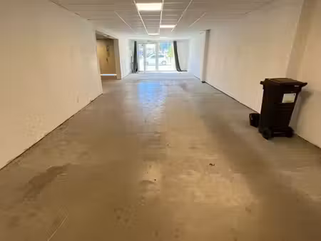 local commercial 87 m² avec parking