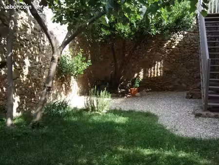 titre la maison d'artistes  et son jardin de curé  cachée sur les hauteurs du village