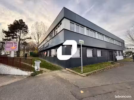 bureau 809 m²
