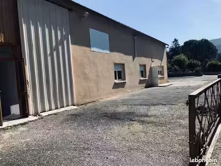 a louer local438 m2 + 140 m2 hangar